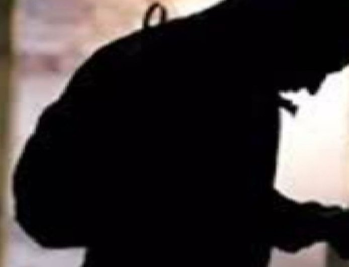 पनकी में शराब दुकान का सेल्समैन 4.50 लाख लेकर फरार:रात में बिक्री का हिसाब दिया, सुबह फोन बंद मिला; काउंटर से नकदी गायब