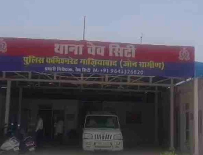 वेव सिटी में खाना खा रहे दो भाइयों से मारपीट:कंपनी के एचआर समेत चार पर मुकदमा दर्ज, जान से मारने की धमकी का आरोप
