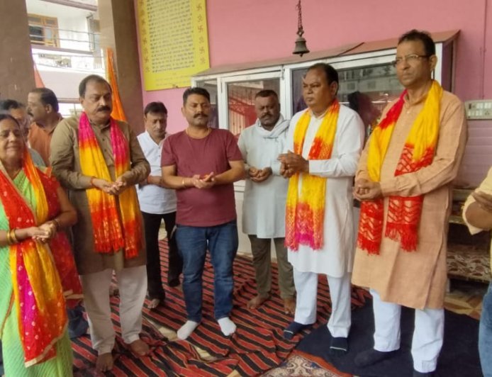 धामी के जन्मदिन पर मंदिर में हवन-पूजन, आंगनबाड़ी केंद्रों पर बच्चों को बांटे फल