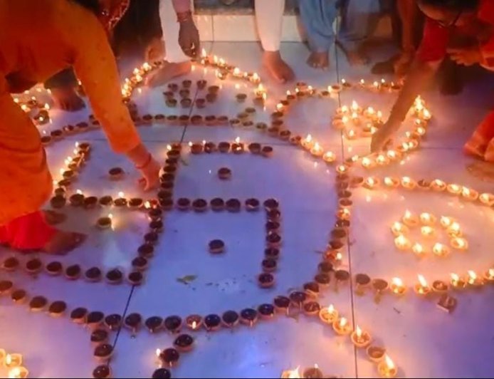 विधायक शिव अरोरा के नेतृत्व मे 1100 दीयों से जगमगाया रुद्रपुर , ‘आशीर्वाद का दीया’ जलाकर मनाया प्रधानमंत्री नरेंद्र मोदी का जन्मदिन*