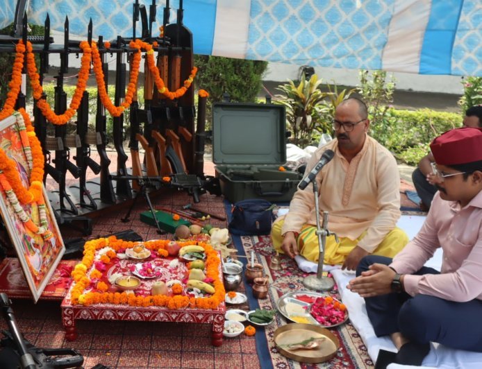 चतुर्भुजाय विद्महे हंसवाहनाय धीमहि तन्नो विश्वकर्मा प्रचोदयात्
