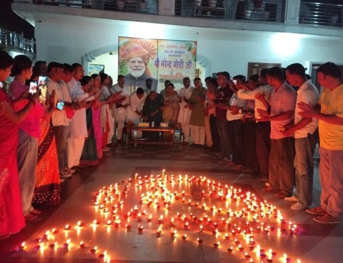 कैबिनेट मंत्री राम सिंह कैड़ा ने खटीमा मै मुख्यमंत्री जी की माता जी के साथ प्रधानमंत्री नरेंद्र मोदी के 76वें जन्मदिवस पर आशीर्वाद का दीया' कार्यक्रम तहत दीया जलाकर प्रधानमंत्री के दीर्घायु, उत्तम स्वास्थ्य और यशस्वी जीवन की कामना की*