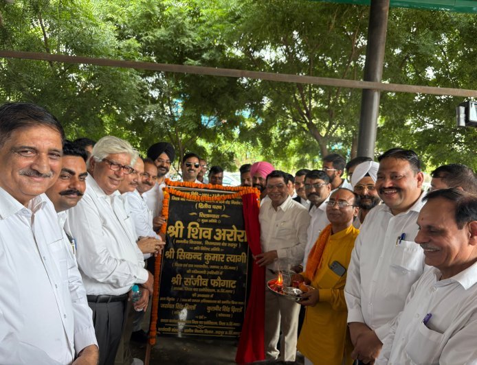 अधिवक्ता पार्किंग में 25 लाख से बनेगा टिन शेड, विधायक शिव अरोड़ा ने किया शिलान्यास* *न्यायालय परिसर में अधिवक्ताओं को मिलेगी सुविधा, जिला बार एसोसिएशन ने जताया आभार*