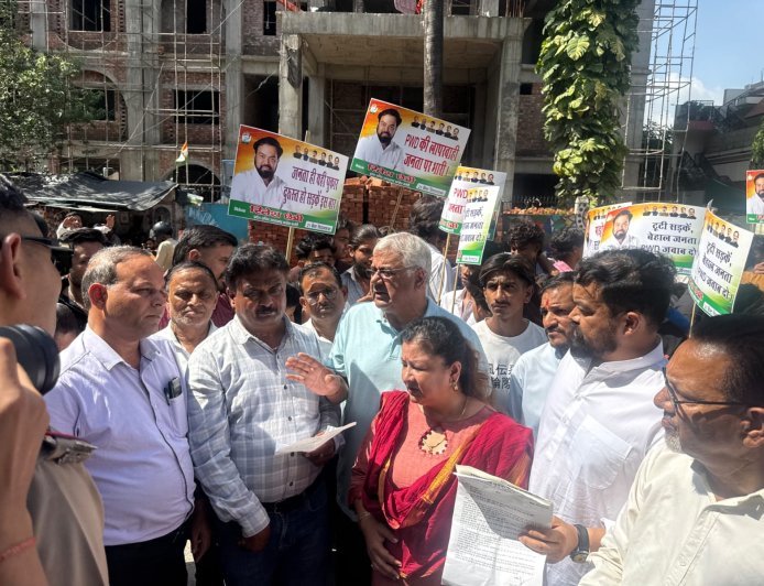देहरादून की जर्जर सड़कों, जलभराव और नालियों की समस्या को लेकर लोक निर्माण विभाग के मुख्य अभियंता को सौंपा ज्ञापन- रितेश छैत्री