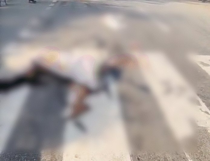 देहरादून में हरियाणा का ट्रक पलटा, दो की मौत:पहले बाइक से टकराया, फिर 200 मीटर आगे हुआ बेकाबू; दो की हालत गंभीर