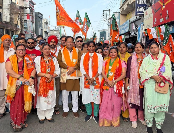किच्छा में भव्य रोड शो में उमड़ा जनसैलाब, संदीप अरोड़ा के समर्थन में महापौर विकास शर्मा ने किया जनसंपर्क