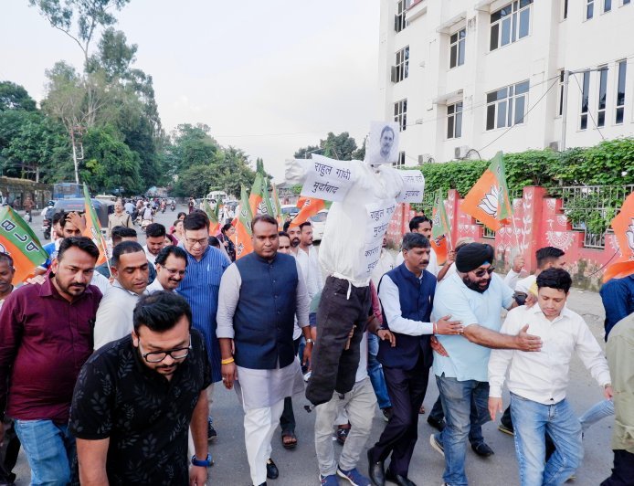 डोभाल पर टिप्पणी के खिलाफ भाजपा ने फूँका कांग्रेस का पुतला