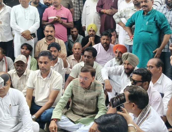 किच्छा निकाय चुनाव विवाद पर भाजपा का तीखा प्रदर्शन, कांग्रेस का पुतला दहन कर राजेश प्रताप सिंह की तत्काल गिरफ्तारी की मांग