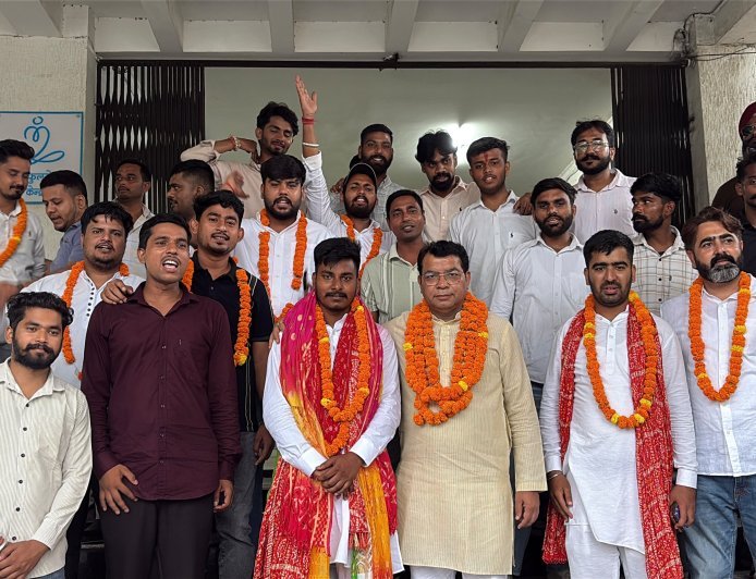 छात्र उपाध्यक्ष पद पर विश्वजीत निर्विरोध निर्वाचित पहुंचे विधायक कार्यालय , विधायक शिव अरोरा ने  अंगवस्त्र फूलमाला पहनाकर दी शुभकामनायें*