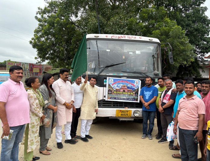 पंडित दीनदयाल उपाध्याय मातृ-पितृ तीर्थाटन योजना के तहत विधायक शिव अरोरा ने 32 वरिष्ठ तीर्थयात्रीयों को हरी झंडी दिखाकर श्रीबद्रीनाथ धाम के लिए किया रवाना*