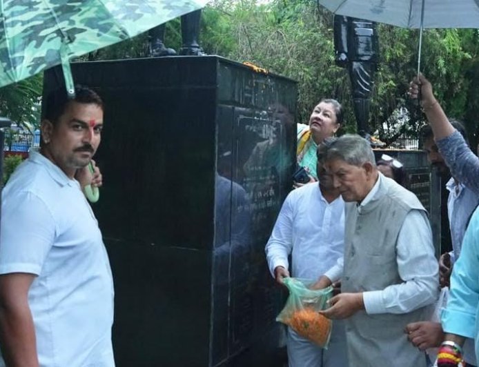 ईडी की लंबी पूछताछ के बाद पूर्व मुख्यमंत्री हरीश रावत ने शहीदों को किया नमन