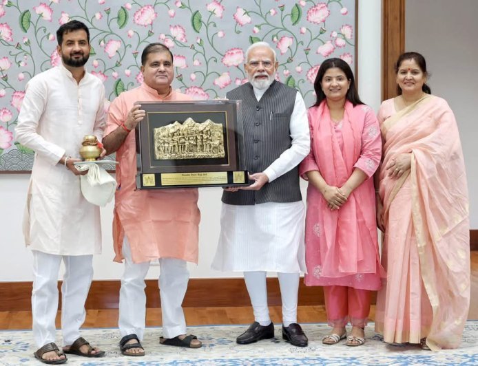 पीएम मोदी से मिलकर भट्ट ने दिया पुत्र के विवाह का निमंत्रण!*