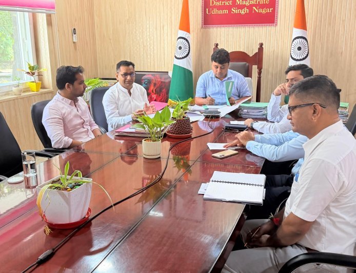 जिलाधिकारी ने ली वर्चुअल मासिक समीक्षा बैठक, लापरवाह अधिकारियों का स्पष्टीकरण तलब।*