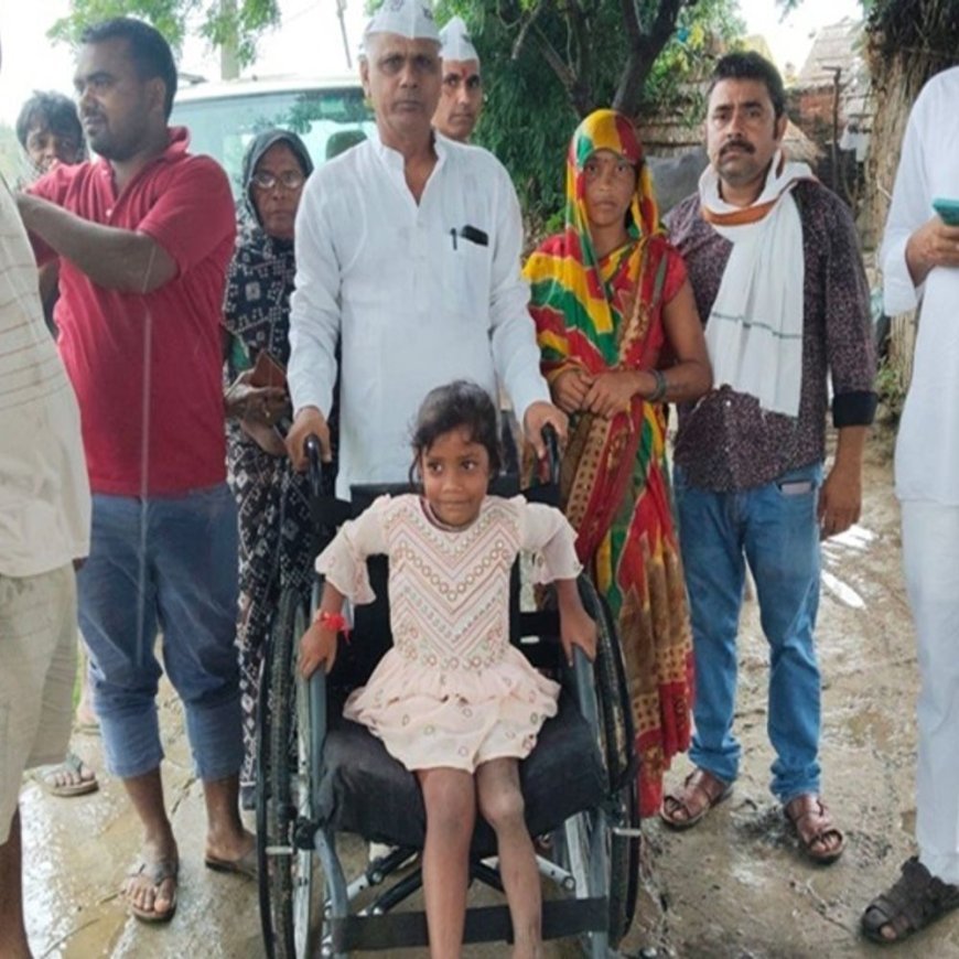 बलिया की बिटिया रागिनी के सपनों को मिले 'पंख':AAP नेताओं ने दी व्हीलचेयर और आर्थिक मदद; सांसद संजय बोले- जल्द लगेगा कृत्रिम पांव