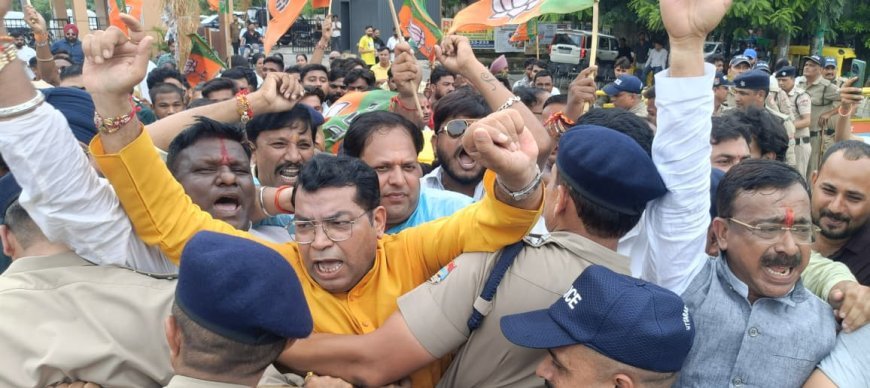 राहुल गांधी की झूठ की राजनीति के खिलाफ भाजपा का हल्लाबोल, कलेक्ट्रेट कूच कर फूंका राहुल गाँधी कांग्रेस का पुतला*