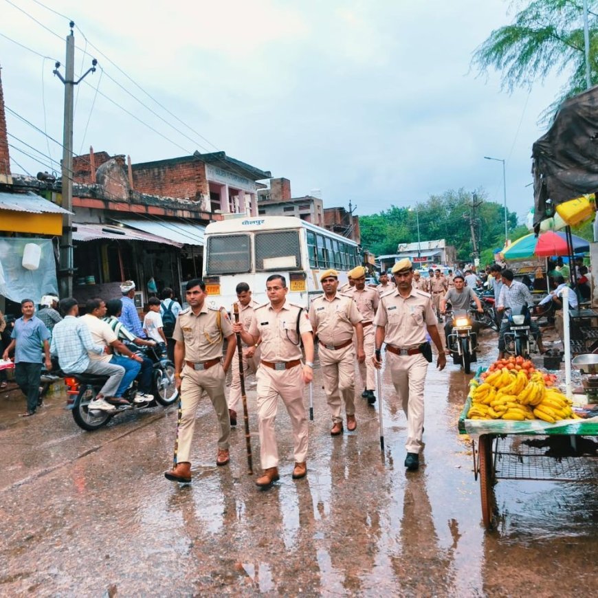 सरमथुरा में पुलिस ने निकाला फ्लैग मार्च:प्रमुख बाजारों और गली-मोहल्लों में पैदल मार्च कर भयमुक्त मतदान का दिया संदेश
