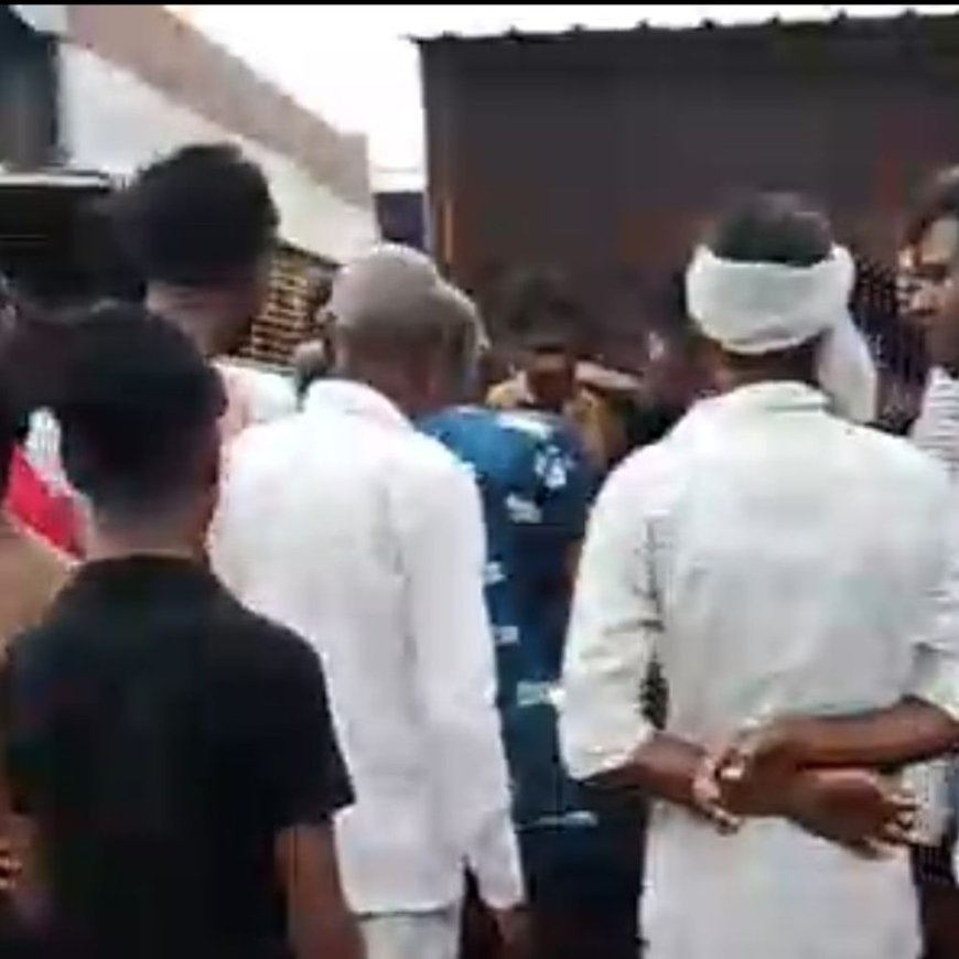 बागपत में बाइक चोरी करने पहुंचा चोर:ग्रामीणों ने रंगे हाथ पकड़ा, जमकर पिटाई कर पुलिस को सौंपा; पुलिस जांच जारी
