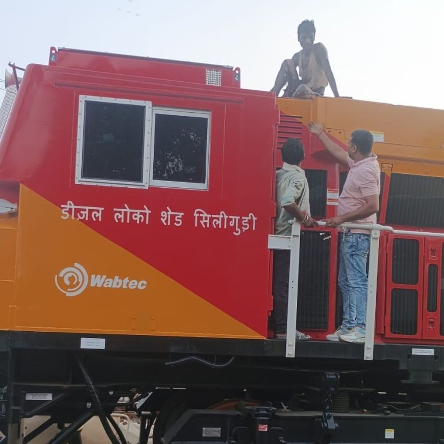 गोरखपुर में ट्रेन के इंजन पर चढ़ा युवक:लगा 25 हजार वोल्ट का करंट, RPF और GRP ने रेस्क्यू कर भेजा अस्पताल