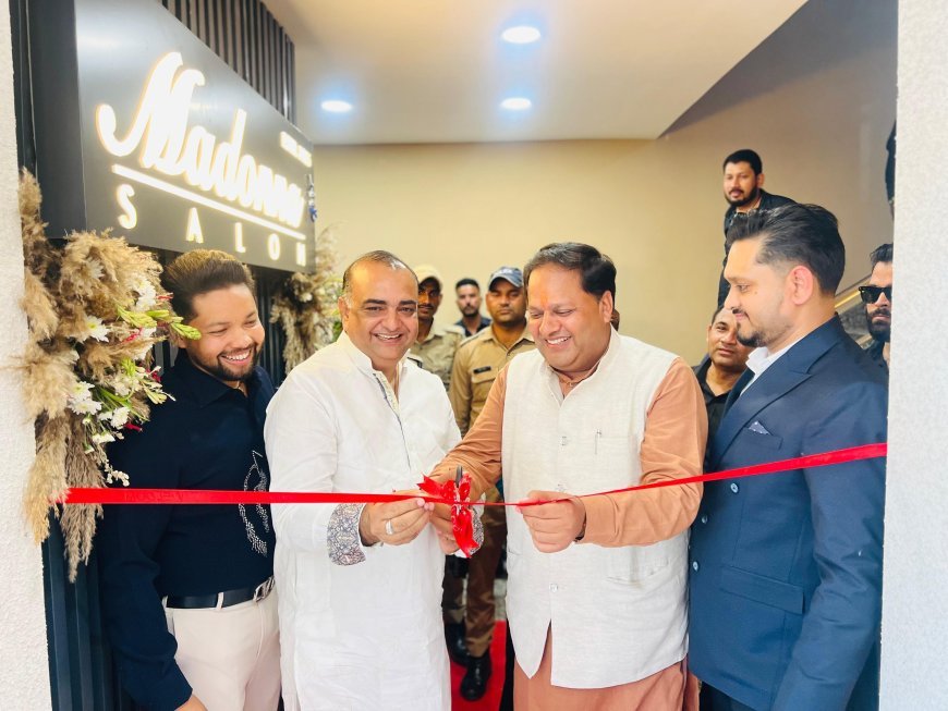 महापौर विकास शर्मा और रामपुर विधायक आकाश सक्सेना ने किया मैडोना सैलून का शुभारंभ