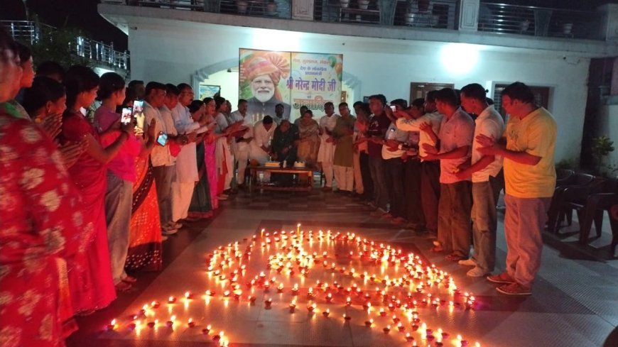 कैबिनेट मंत्री राम सिंह कैड़ा ने खटीमा मै मुख्यमंत्री जी की माता जी के साथ प्रधानमंत्री नरेंद्र मोदी के 76वें जन्मदिवस पर आशीर्वाद का दीया' कार्यक्रम तहत दीया जलाकर प्रधानमंत्री के दीर्घायु, उत्तम स्वास्थ्य और यशस्वी जीवन की कामना की*