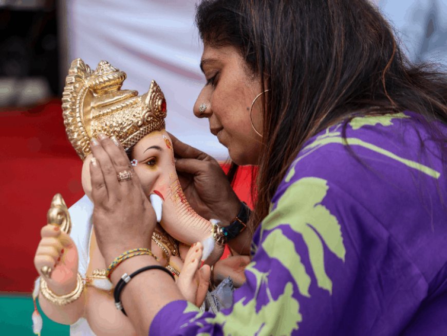 गणेश विसर्जन शुरू- मुंबई में दूसरे दिन 2,859 मूर्तियां विसर्जित:कहीं डेढ़ दिन, कहीं 5 दिन में ही विजर्सन की परंपरा