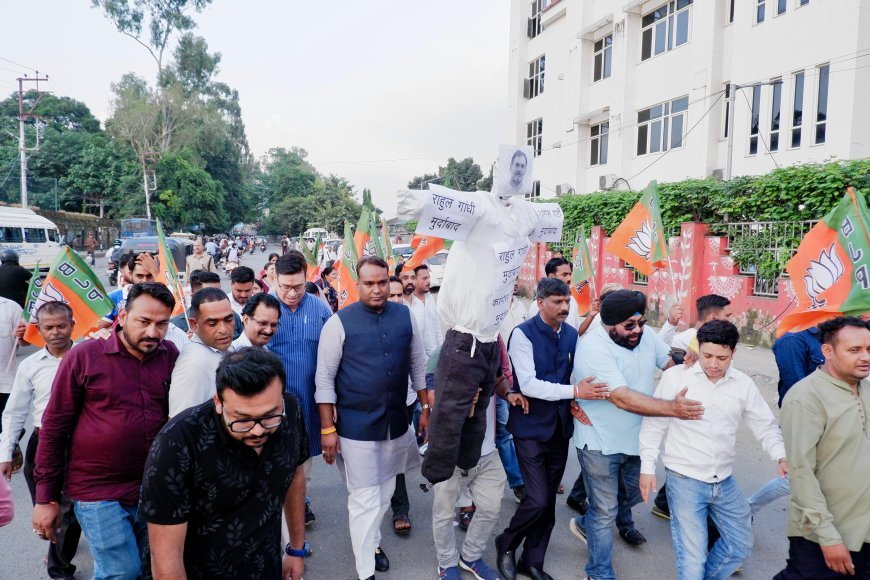 डोभाल पर टिप्पणी के खिलाफ भाजपा ने फूँका कांग्रेस का पुतला