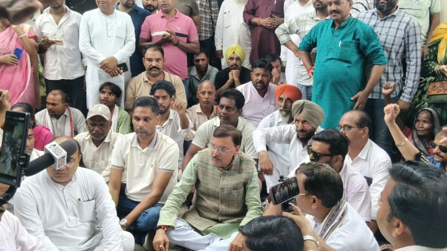 किच्छा निकाय चुनाव विवाद पर भाजपा का तीखा प्रदर्शन, कांग्रेस का पुतला दहन कर राजेश प्रताप सिंह की तत्काल गिरफ्तारी की मांग