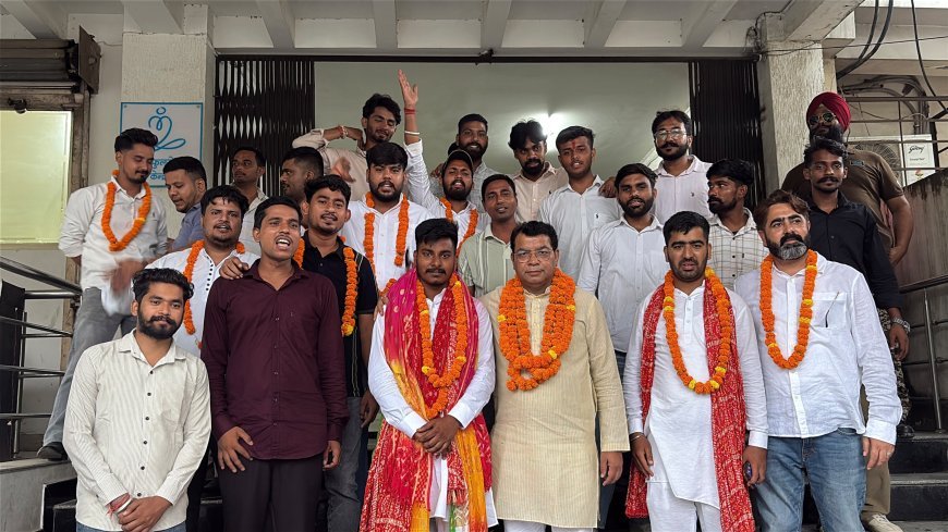 छात्र उपाध्यक्ष पद पर विश्वजीत निर्विरोध निर्वाचित पहुंचे विधायक कार्यालय , विधायक शिव अरोरा ने  अंगवस्त्र फूलमाला पहनाकर दी शुभकामनायें*