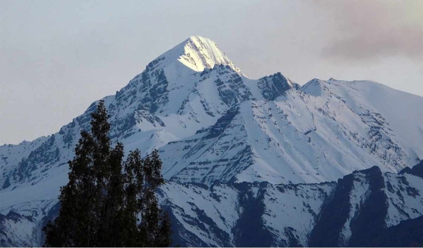 पिघलते ग्लेशियर और खोखले होते पहाड़ः चेतावनी सुने