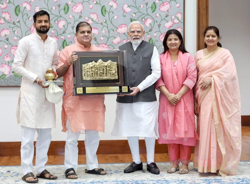पीएम मोदी से मिलकर भट्ट ने दिया पुत्र के विवाह का निमंत्रण!*
